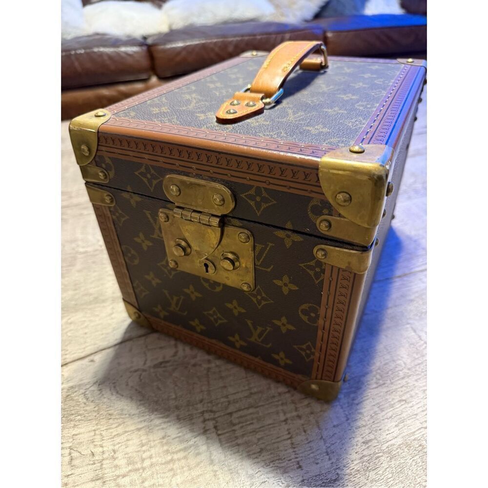 100 authentic Louis Vuitton trunk